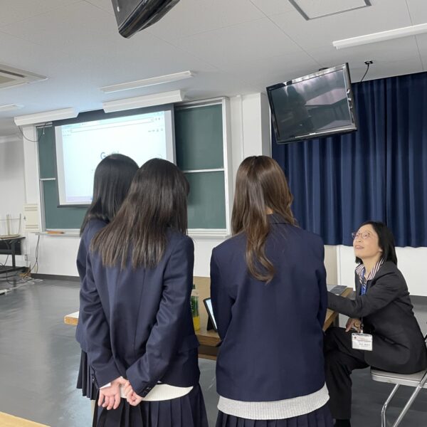 生徒と交流する鈴木　真由子教授