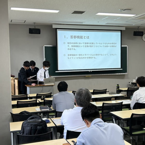 発表する府立天王寺高校の生徒