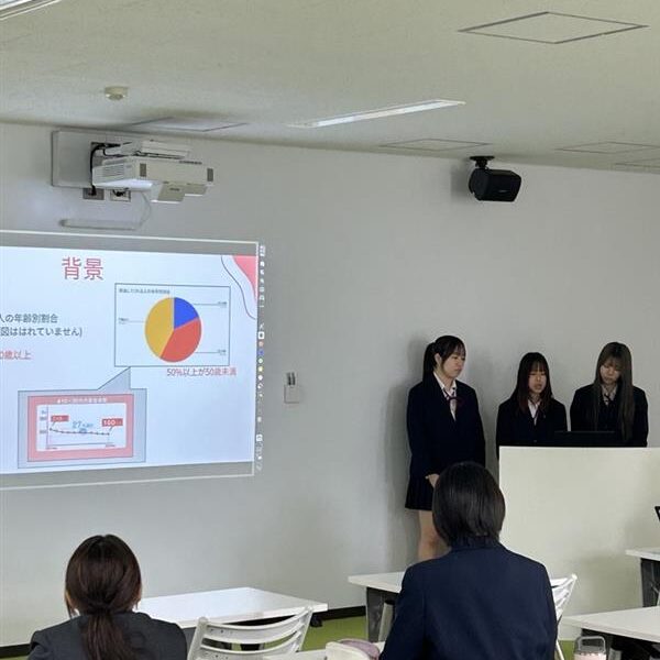 発表する平野校舎の生徒